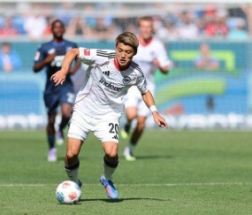 3-1，27岁日本球星闪耀德甲：飙无敌世界波 双响炮，率队升至第一