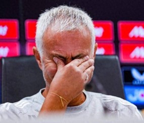 0-1出局！费内巴切解雇穆帅后速签4将，球迷：这是对他的“背叛”
