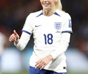 英格兰甜妹凯莉：拥有张柏芝面容和卡洛斯大腿，点球时速超伊萨克