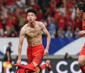 国足小将脱衣庆祝引发尴尬，错让人误以为晋级世界杯