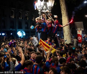燃爆！巴萨女足欧冠决战夜，万名球迷“攻占”里斯本，只为那抹红蓝！